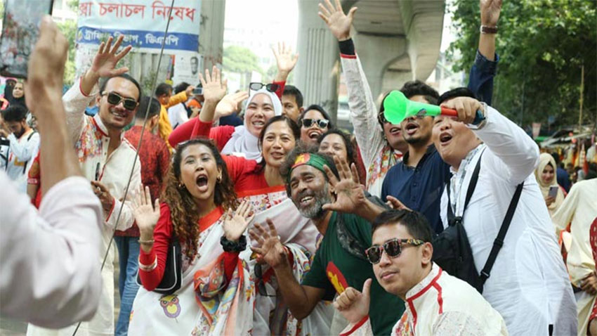 আনন্দ শোভাযাত্রায় অংশ নিয়ে উচ্ছ্বসিত বিদেশিরাও