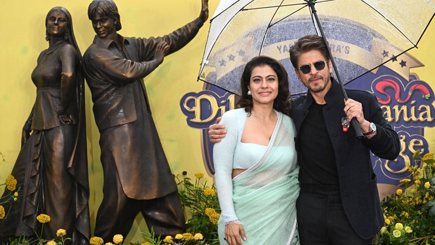 স্মরণীয় মুহূর্ত উদযাপন করলেন শাহরুখ খান এবং কাজল